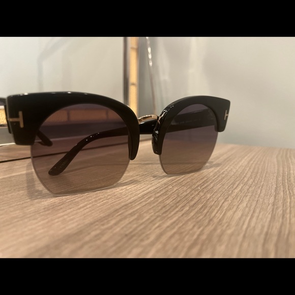TOM FORD sunglass! Black frame w/brown gradient lenses!TF 552 01b 55-22 140 - Picture 3 of 9